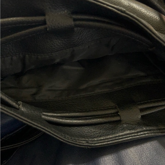 Kenneth Cole Reaction black leather shoulder or crossbody bag. - Picture 11 of 13